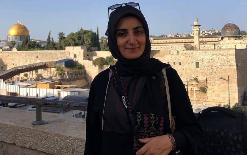 “İsrail” Ebru Özkan’ın Gözaltı Süresini Yeniden Uzatarak Zorbalığa Devam Ediyor