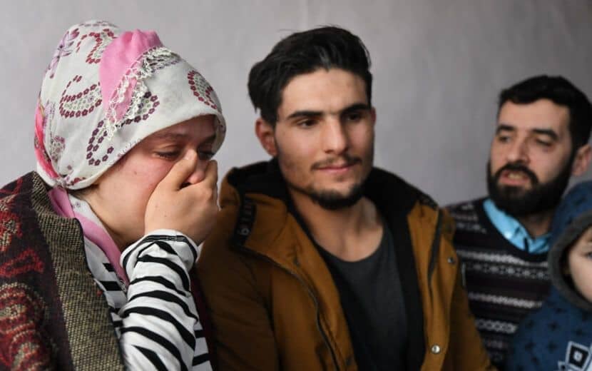 Suriyeli Kahraman Kurtardığı Depremzedelerin Yanında