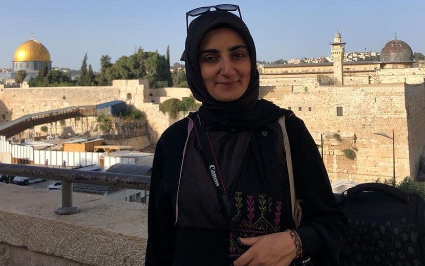 “İsrail” Ebru Özkan’ın Gözaltı Süresini Yeniden Uzatarak Zorbalığa Devam Ediyor