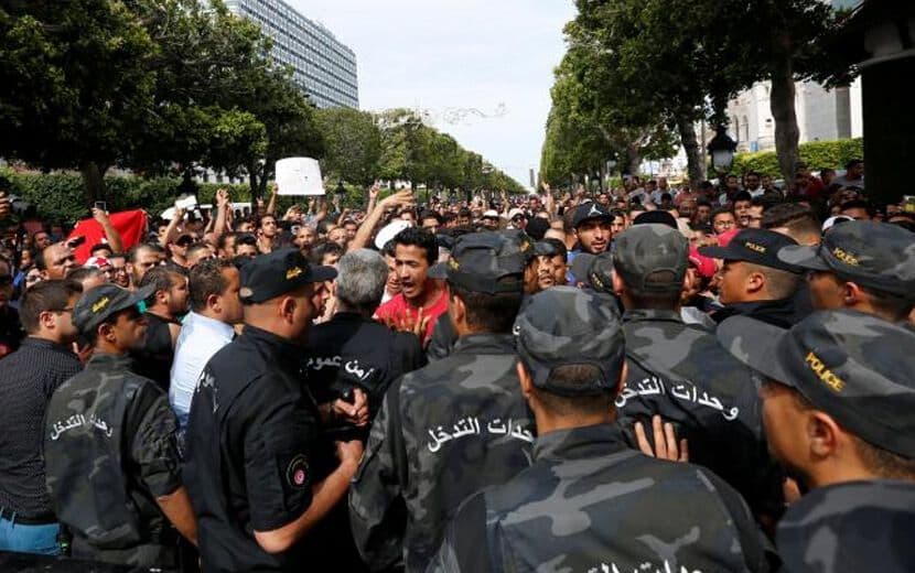 Devrimi Çalınan Tunus Kendini Yakıyor