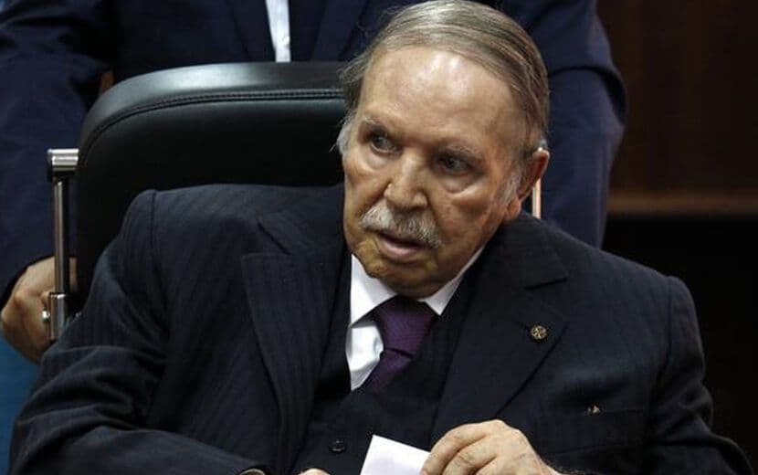 Cezayir Buteflika’yı Protesto Ediyor