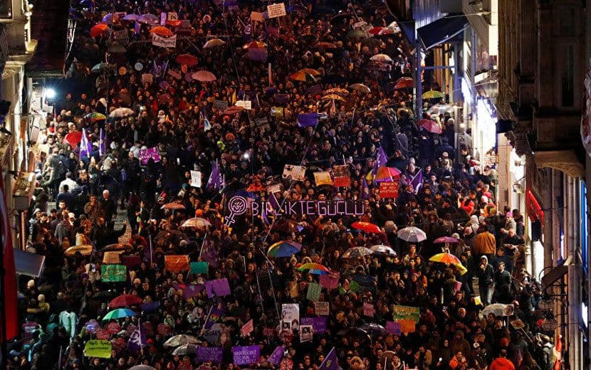 Ezanı Küstahça Islıkladılar