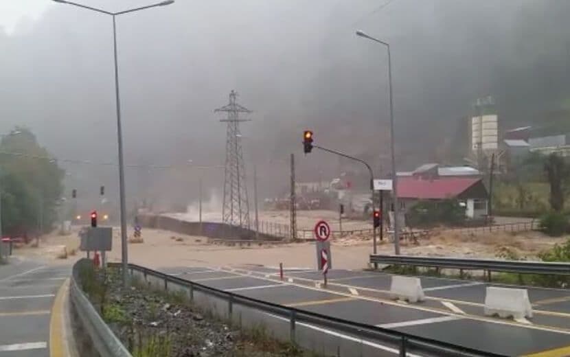 Artvin’de Sel ve Heyelan Yolları Kapattı