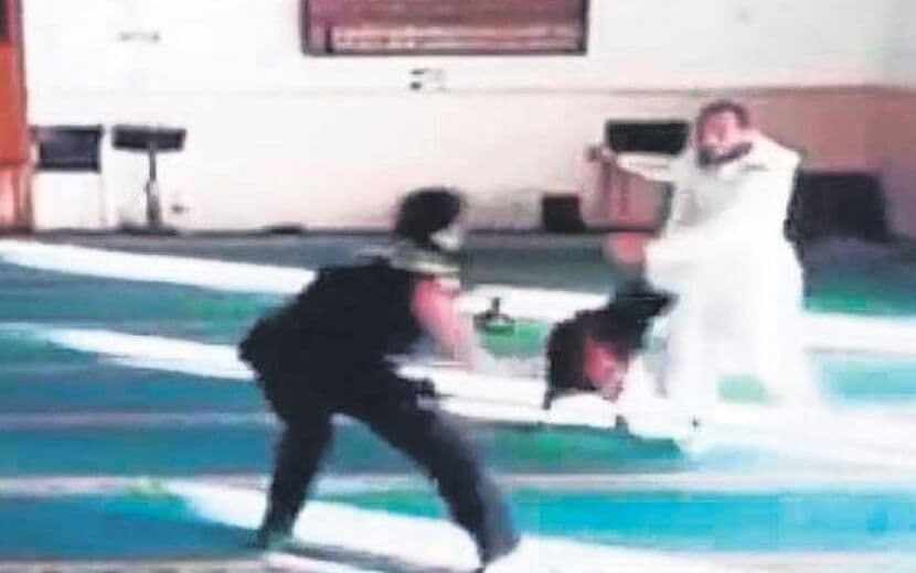 Hollanda’da Ayakkabı ve Köpekle Camiye Baskın