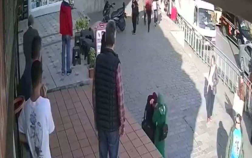 Müslümanlara Sokakta Vahşi Saldırı