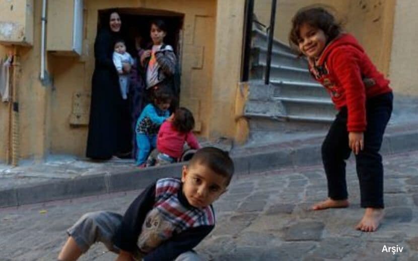 Irkçı Zorbalar Suriyeli Aileye Saldırdı