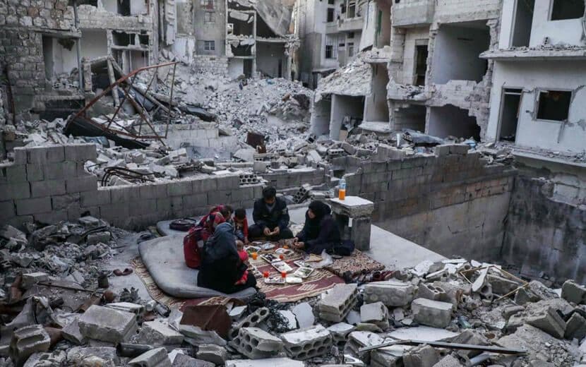 İdlib’de Enkazlar Arasında İftar!