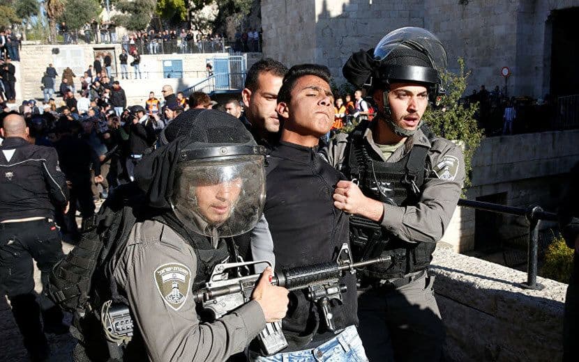 “İsrail” 12 Filistinli Genci Darp Ederek Gözaltına Aldı!
