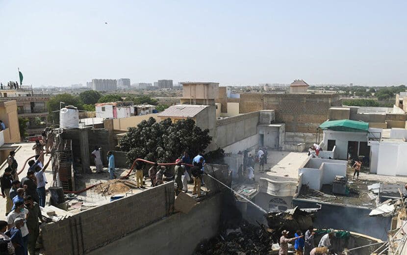 Pakistan’da Yolcu Uçağı Yerleşim Alanına Düştü!