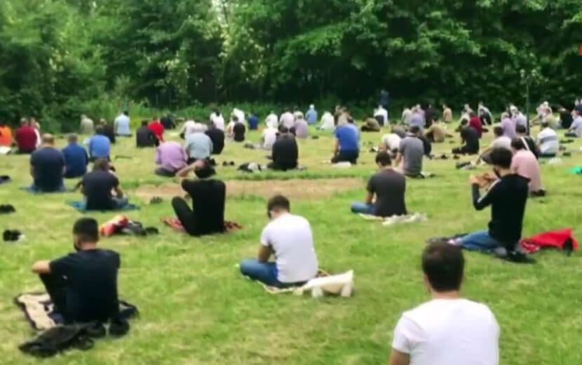 Almanya’da Cuma Namazı Açık Havada Kılındı