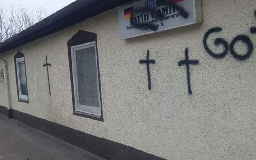 Almanya’da Camiye Hain Saldırı!