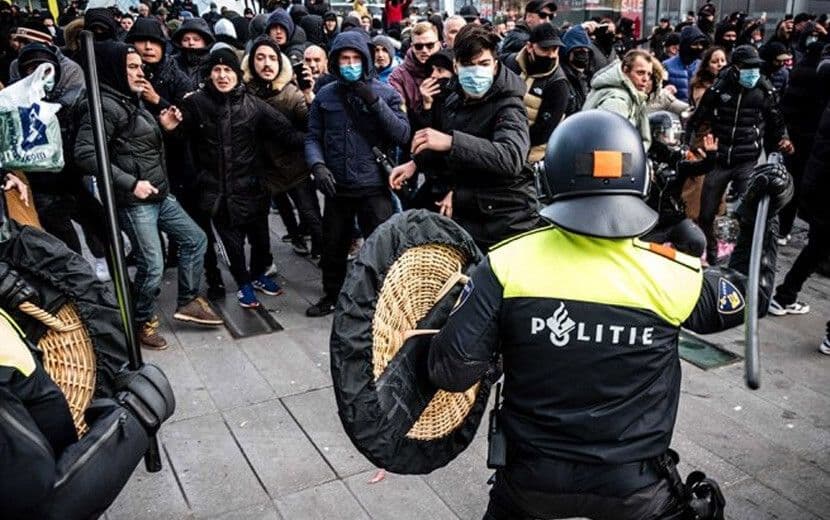 Hollanda’da Kısıtlamalara Karşı Halk Sokağa İndi: 30 Gözaltı!