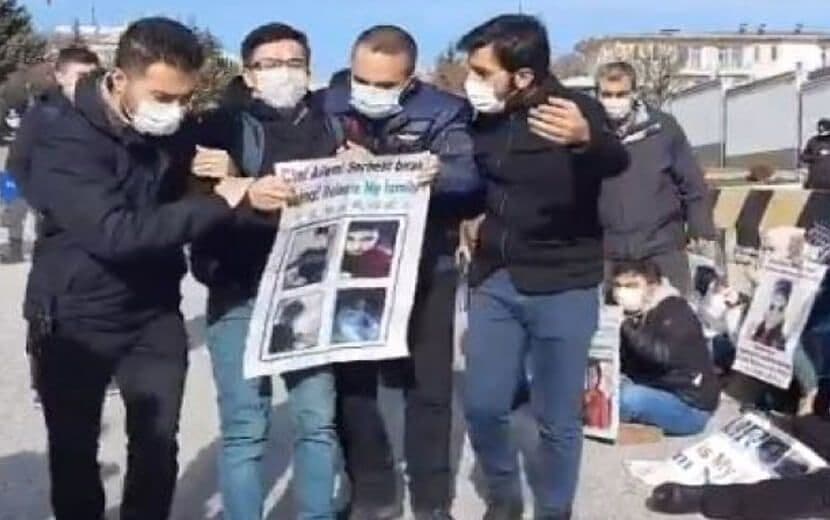 Çin Elçiliği Önündeki Aile Nöbetine Polis Müdahalesi