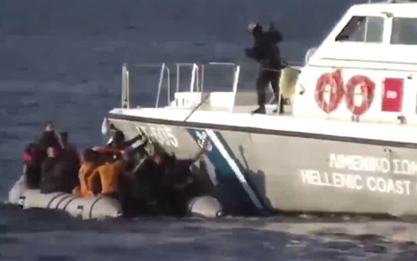 Yunanistan Göçmenlerin Ellerini Kelepçeleyip Denize Attı