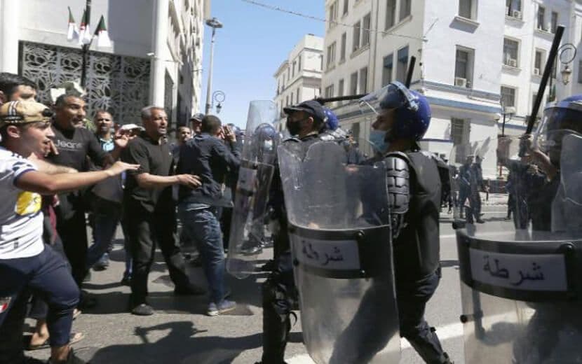 Cezayir’de Protestolara Kısıtlama Getirildi!