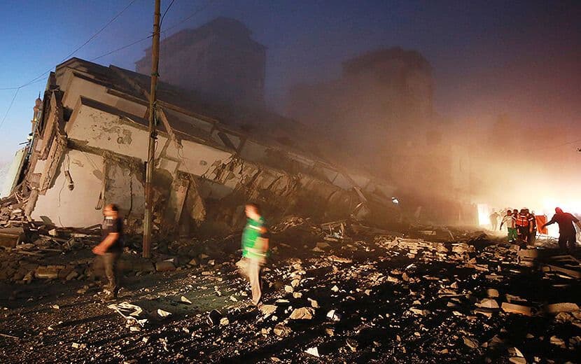 Gasıp Yahudi Varlığının Hava Saldırısında 13 Katlı Bina Yıkıldı