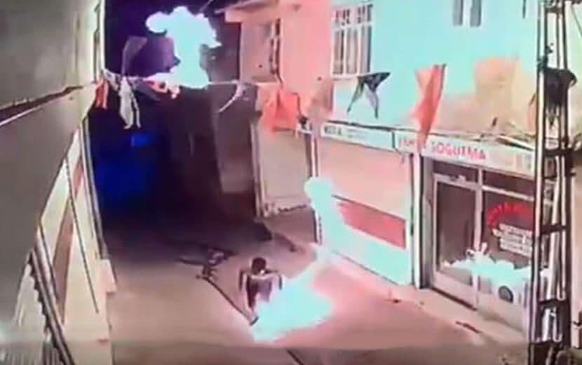 AK Parti’nin Hani İlçe Başkanlığı’na Molotoflu Saldırı Düzenlendi