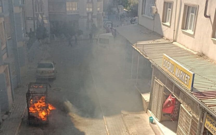 Irkçı Vandallık İzmir’de: Suriyelilere Ait Evler Ateşe Verilip, Taşlandı!