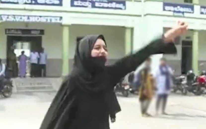 İslam Düşmanı Hindistan’da Mahkeme, Başörtüsü Yasağını Onayladı