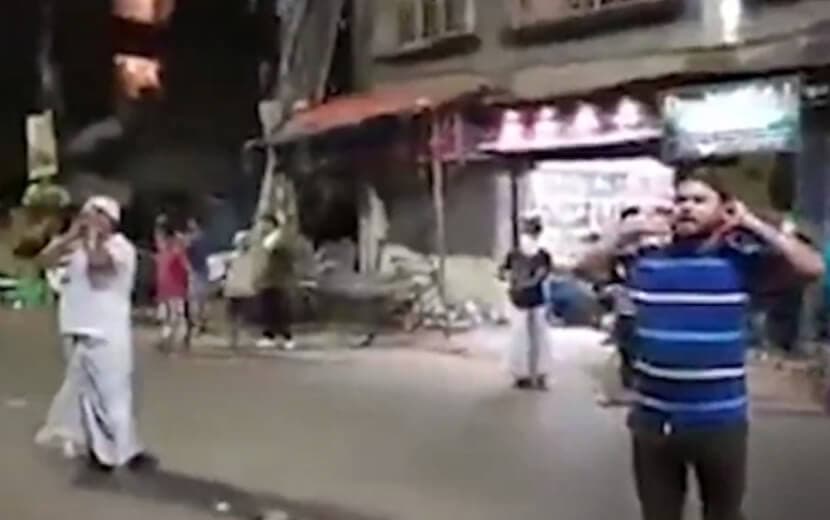 Hindistan’da Camilerin Sesi Kısılınca, Müslümanlar Sokakta Ezan Okudu