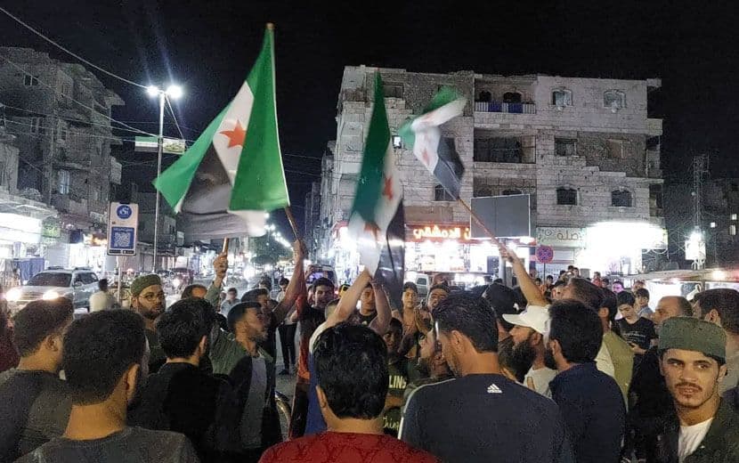 Çavuşoğlu, Suriye’de Protesto Ediliyor: “Esed Düşene Kadar Devrim Sürecek”