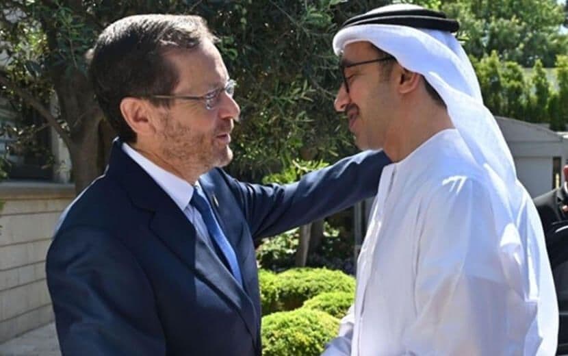 Herzog, BAE Dışişleri Bakanı Nahyan’ı Kollarını Açarak Karşıladı