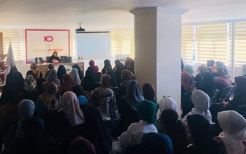 Köklü Değişim Kadın Kolları “Savrulan Gençlik” Kampanyası Kapsamında Van’da Panel Düzenledi