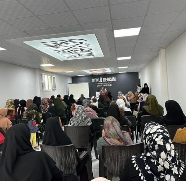 Köklü Değişim Kadın Kolları tarafından Diyarbakır/Ergani'de "Kur'an'a Karşı Sorumluluklarımız" başlıklı panel gerçekleştirildi.