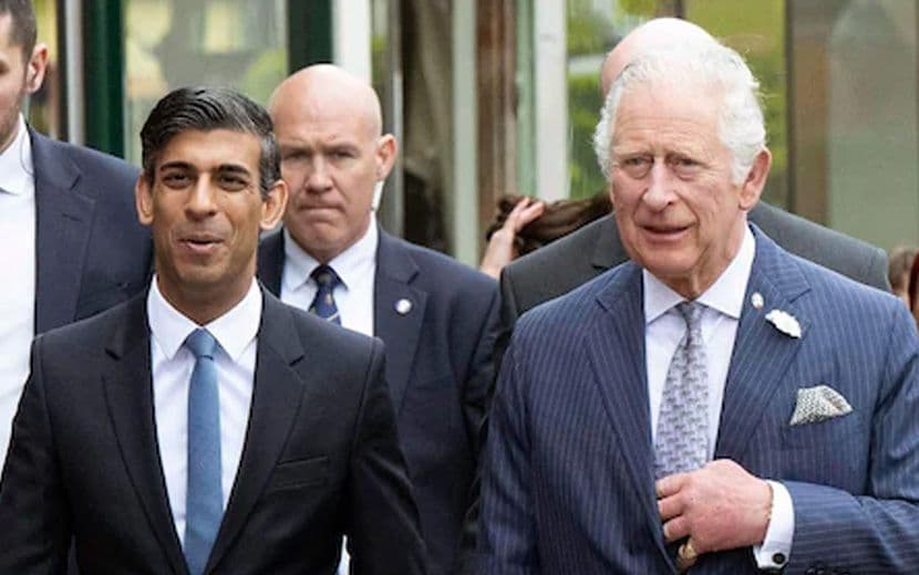 Rakiplerinin Yarıştan Çekilerek Önünü Açtığı Rishi Sunak, İngiltere Başbakanlığına Getirildi 