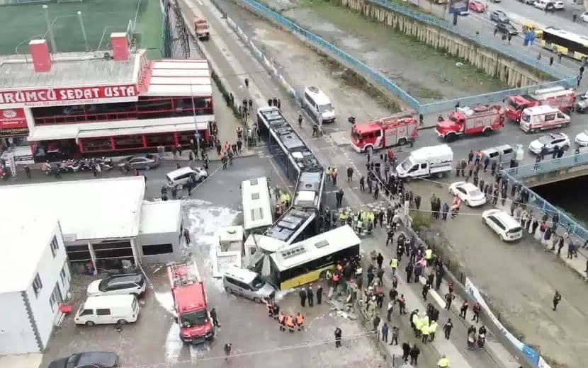 İstanbul’da Tramvay, İETT Otobüsünü İkiye Böldü: 33 Yaralı 
