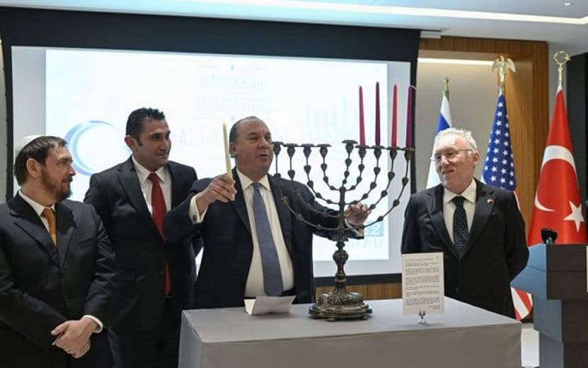 "İsrail" ile "Normalleşen" Ankara'dan Yahudilere Jest: Mumlu Hanuka Kutlaması 