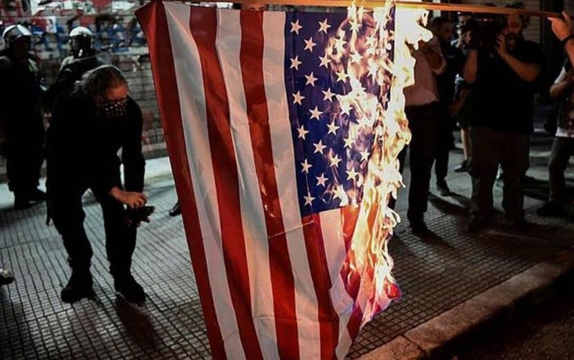 Pompeo Yunanistan’da Protesto Edildi ABD Bayrağı Yakıldı