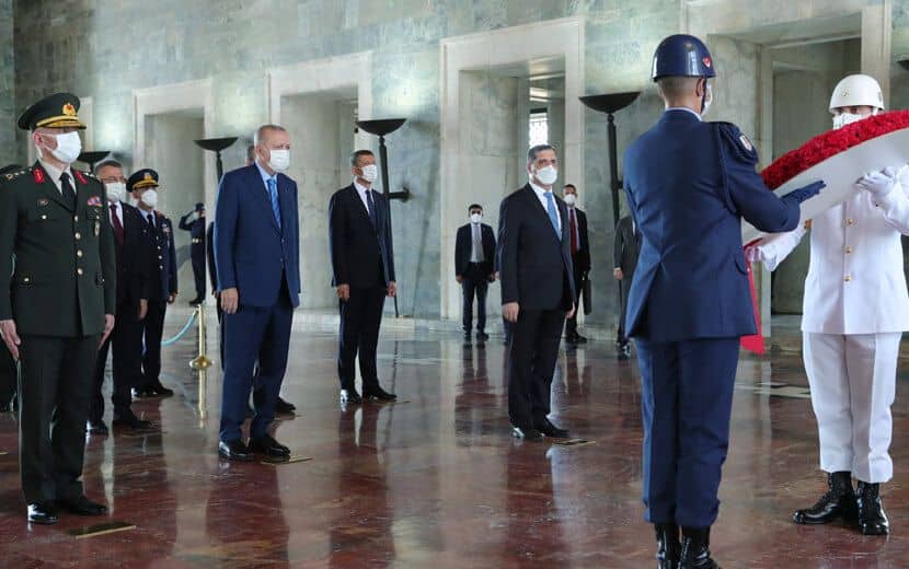 Kemalist Ritüel Bozulmadı: Erdoğan, Anıtkabir’de Tazimde Bulunup, Kabir Ehliyle Konuştu