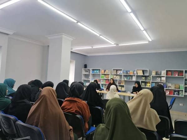 Köklü Değişim Kadın Kolları İstanbul Avrupa Esenyurt temsilciliği, “DEMOKRASİYE ELEŞTİRİ” kitabını konu alan bir söyleşi gerçekleştirdi.