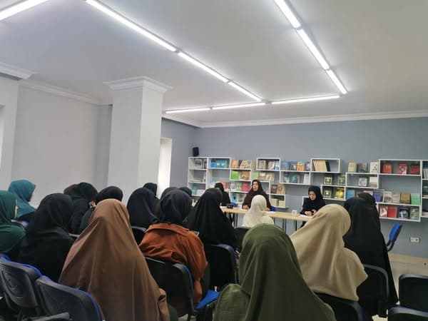 Köklü Değişim Kadın Kolları İstanbul Avrupa Esenyurt temsilciliği, “DEMOKRASİYE ELEŞTİRİ” kitabını konu alan bir söyleşi gerçekleştirdi.