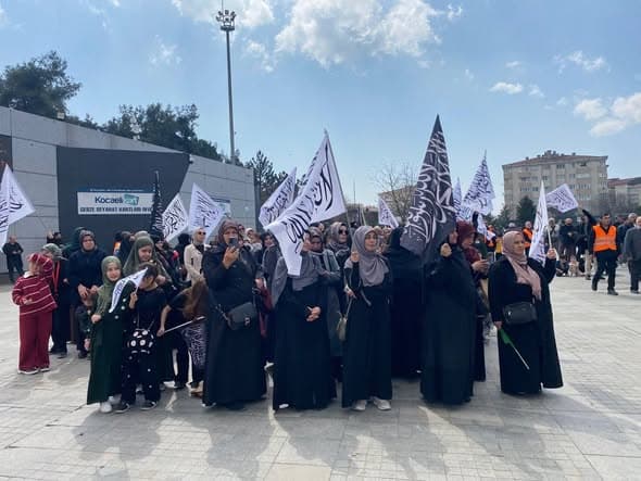 Köklü Değişim Kadın Kolları Olarak Kocaeli-Gebze, Düzce ve Gaziantep'te Düzenlenen “Aksa’yı Kurtarın! ABD’ye Karşı Durun” Başlıklı Basın Açıklamalarına İştirak Ettik