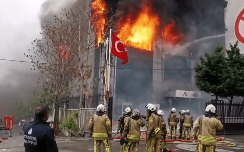 Akit Medya’nın Bulunduğu Binadaki Yangın Devam Ediyor