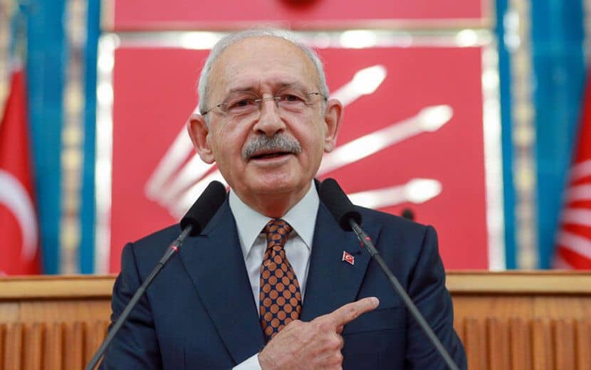 Ayakkabıyla Seccade Üzerinde Poz Veren Kılıçdaroğlu: "Görmedim"