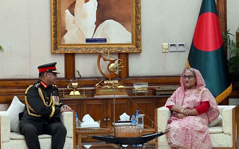 Bangladeş'te Hasina Gitti, Akrabası Geldi