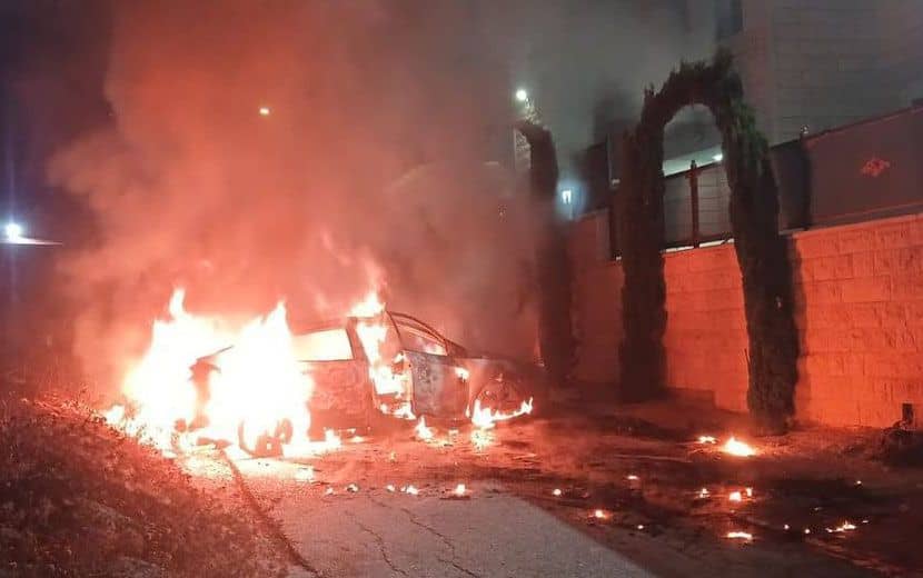 Batı Şeria’da İşgalci Yerleşimciler Bir Köyü Yakıp Yıktı