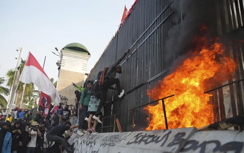 Endonezya’da Seçim Yasası Değişikliği Ayaklanmaya Neden Oldu