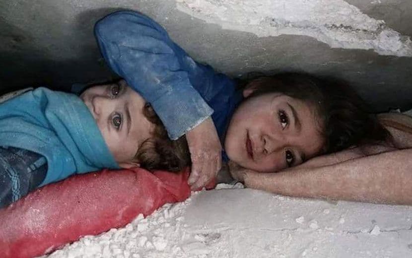 Esed Rejimi Depremzedeleri Bombaladı