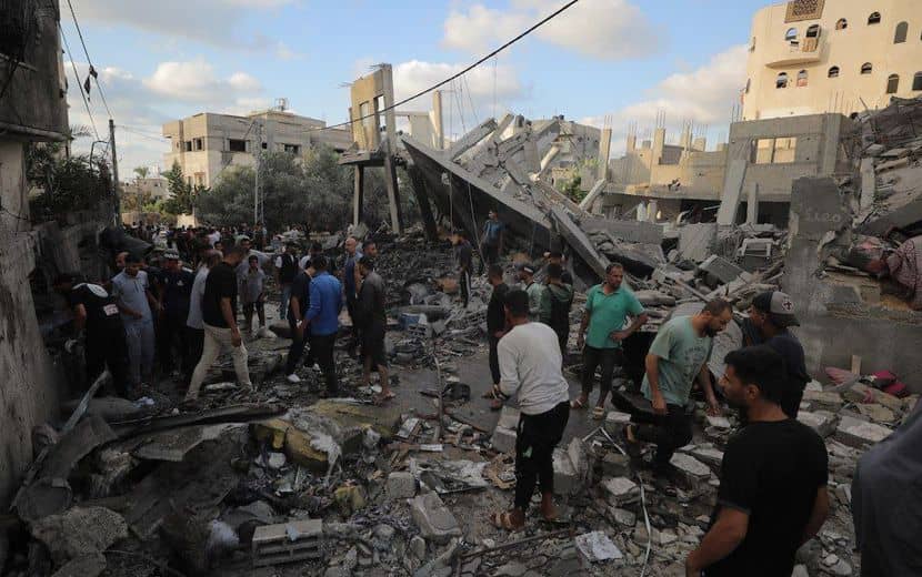 İşgalci, Gazze’de Sivillerin Barındığı Camiyi Vurdu: 27 Şehit