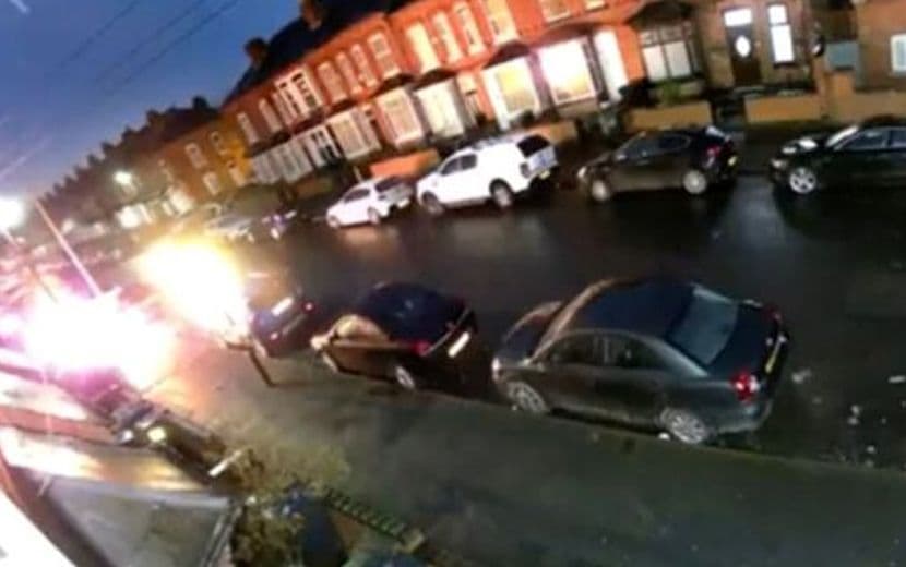 İngiltere’de Camiden Çıkan Müslüman Ateşe Verildi