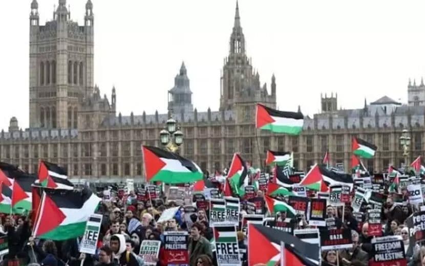 İngiltere’de “Soykırıma Vergi Yok” Kampanyası