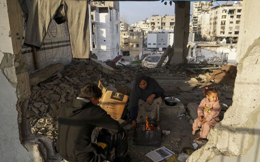 İşgalci, Gazze’yi Gıda ve Elektrikle Tehdit Ediyor