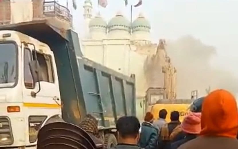 İslam Düşmanı Hindistan Yönetimi, 5 Asırlık Camiyi Yıktı