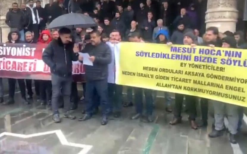 “İsrail” ile Ticareti Eleştirdikten Sonra Açığa Alınan İmama Cemaat Sahip Çıktı