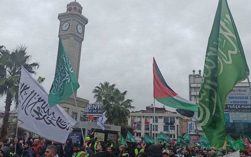 İstanbul ve Batman'da Müslümanlar Tevhid Bayraklarıyla Gazze İçin Yürüdü