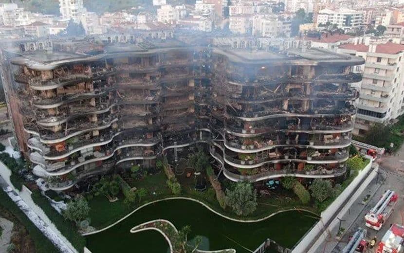 İzmir’de 8 Katlı Site Alevlere Teslim Oldu